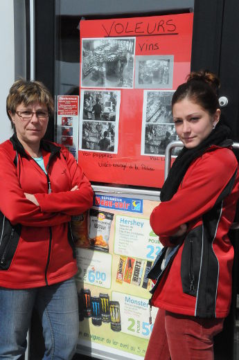 Elle affiche les photos des voleurs
