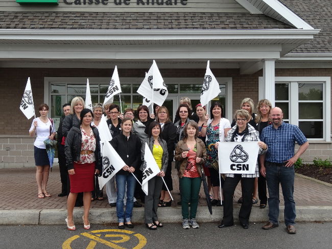 Une ligne de piquetage devant la Caisse Desjardins de kildare
