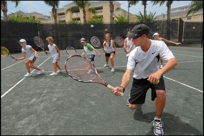 Les cours de tennis connaissent une forte popularité chez les jeunes