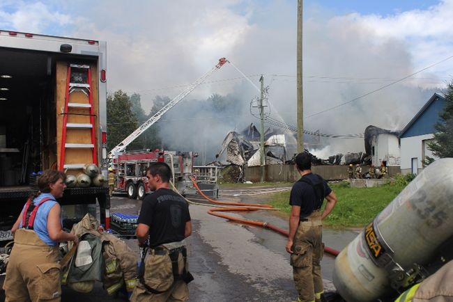 Usine de torréfaction de bois ravagée par un incendie.
