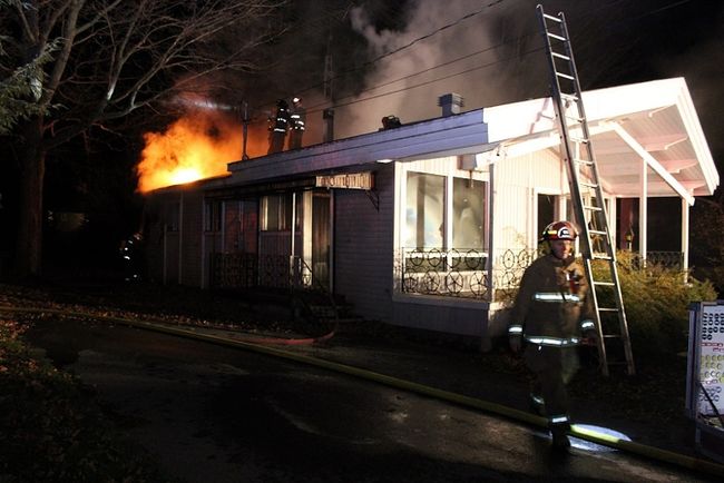 Une maison inhabitée rasée par les flammes