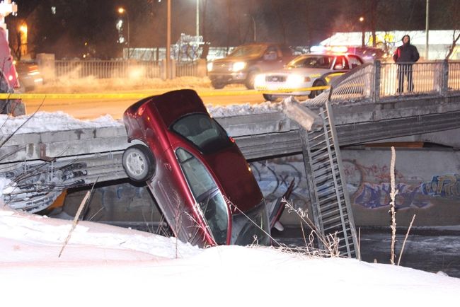 Sa voiture plonge d’un pont