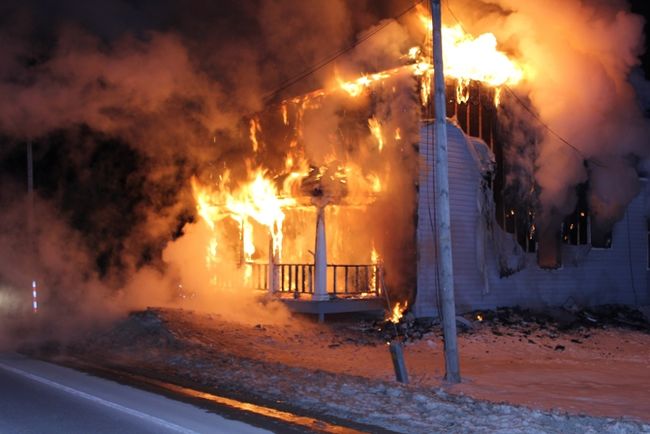 Une résidence est rasée par les flammes