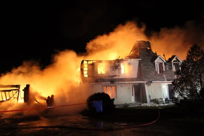 Un immeuble détruit par les flammes