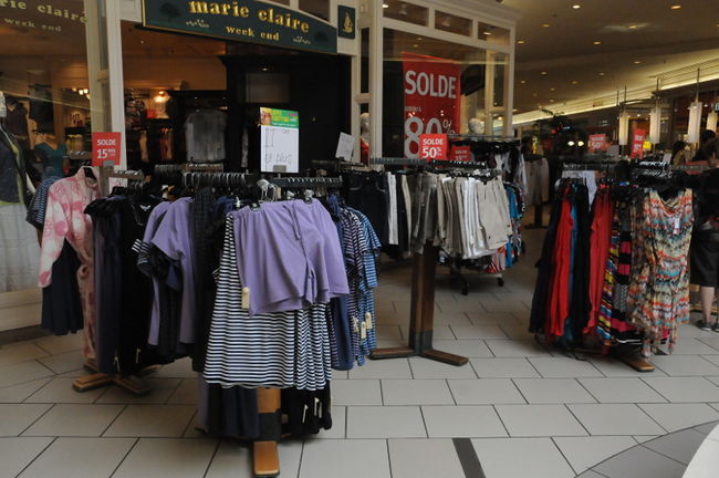 Les commerçants tentent d’attirer les clients tant bien que mal