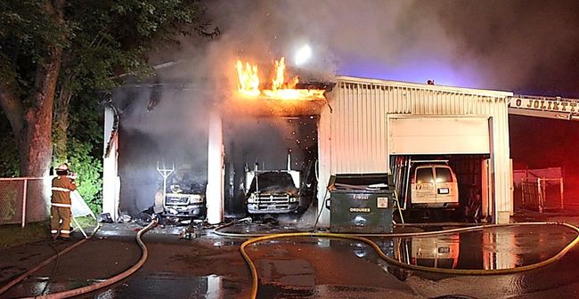 Un garage commercial est rasé par les flammes