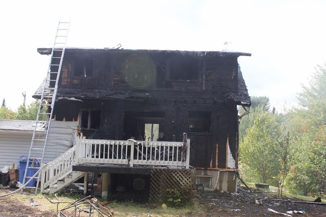 Une résidence est rasée par les flammes