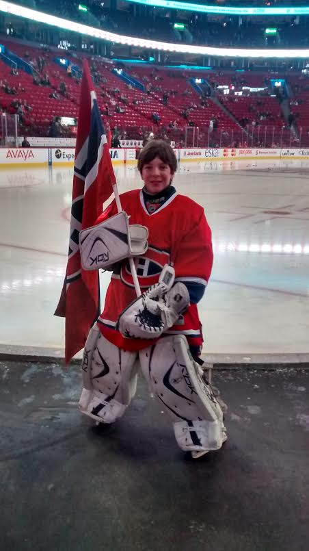 Jérémie Latour porte-drapeau à un match du Canadien