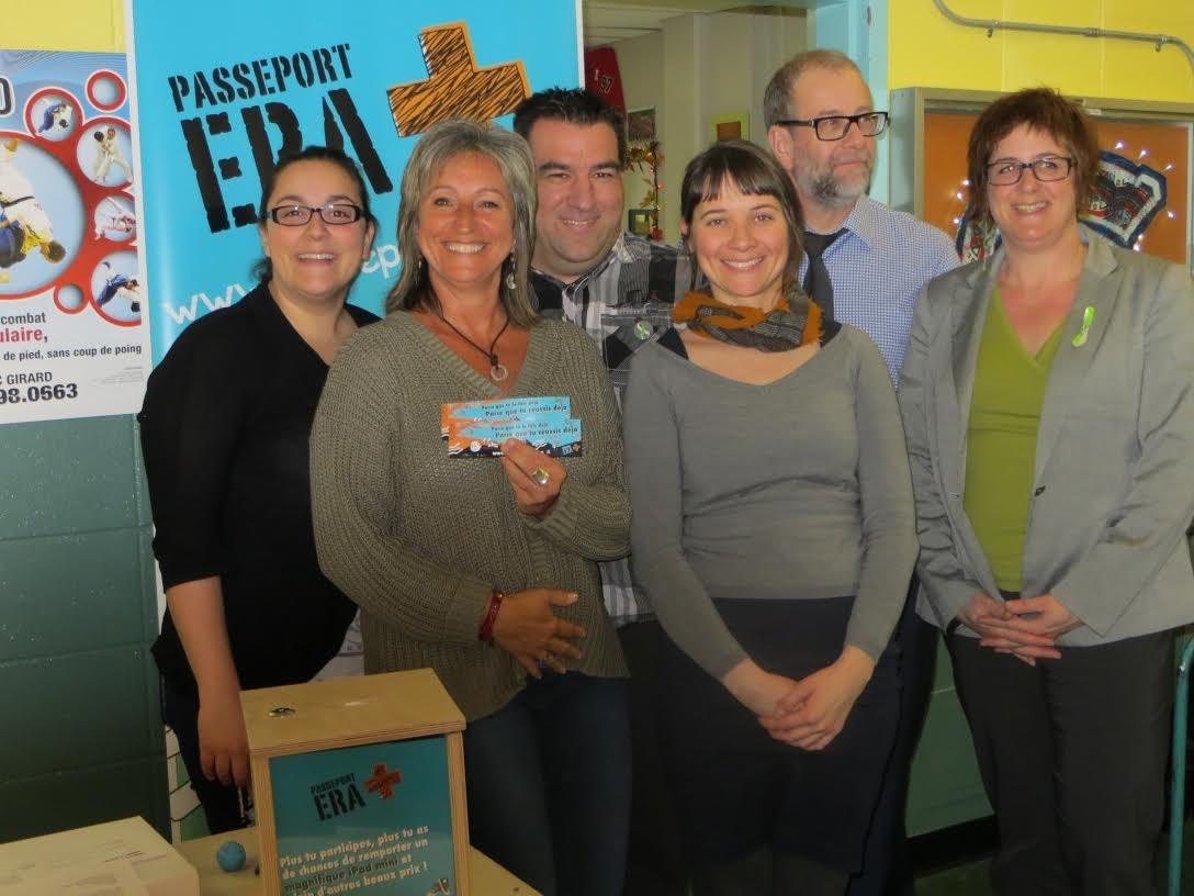 De gauche à droite : Caroline Bazinet, directrice des Loisirs St-Félix-de-Valois, Carole Longpré, directrice générale de L’ABC du Respaix, Bruno Ayotte, directeur général du Carrefour jeunesse-emploi Matawinie, Mylène Geoffroy, agente de développement du projet Éra +, Jean-François Coutu, directeur de l’école secondaire l’Érablière, tous membres du comité de suivi du projet. Accompagnés, à droite, de Ann-Marie Picard, directrice du CRÉVALE.