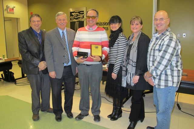 Richard Desjardins, directeur du Centre multiservice des Samares, Michel Forget, président de la Commission scolaire des Samares (CSS), Ronald Beaudet, récipiendaire d'une mention d'honneur, Sylvie Anctil, directrice générale de la CSS, Sylvie Desroches, directrice adjointe au pavillon de Santé, Roch Lavallée, commissaire.