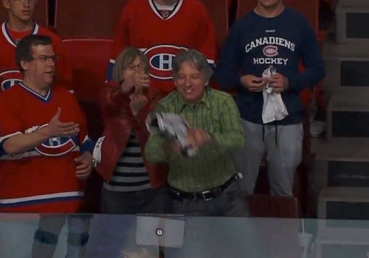 Le protège coude de Brandon Prust attrapé par des Joliettains