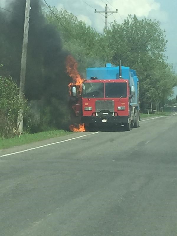Un camion EBI endommagé par les flammes à Notre-Dame-des-Prairies
