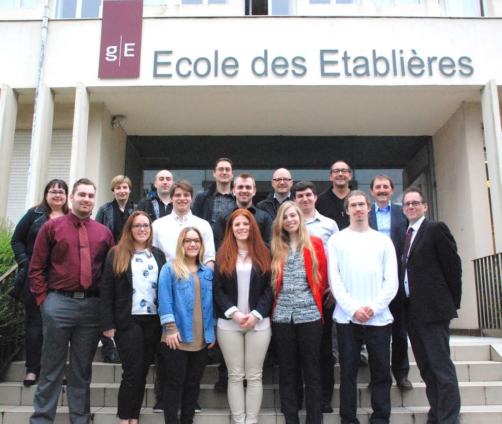Photo prise lors de la conférence de presse pour le lancement du stage en France. Première rangée (étudiants et enseignant): Jonathan Berniquez-Lévesque, Vanessa Lizotte, Aveline Boyer-Tessier, Roxane Nantais, Keilly Trudel, Alexandre Gauthier et François B. Majeau (Enseignant). Rangée centrale: Philippe Lefebvre (étudiant), Rémi Aucoin (étudiant), et Maxime-Julien Delisle-Rivest (Président PTA). Dernière rangée: Isabelle Drapeau (Chef comptable, Les Établières), Nelly Guineveu (CER-France Vendée), Jean-Baptiste Jeanneau (Super U), Monsieur Mikael (S.U.O.M.A.), Thierry Loiret (Caves Rivière), Rémy Guérinot (Scénario Traiteur) et Jean-François Vergnault (Directeur, Les Établières).