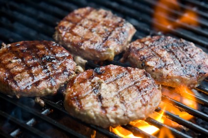 Faire cuire adéquatement les viandes sur le BBQ pour éliminer les bactéries