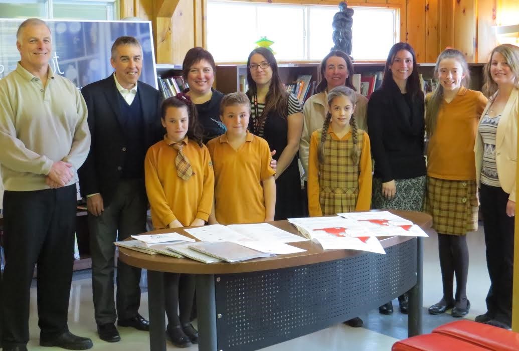 De gauche à droite: Raymond Rougeau (conseiller municipal à Rawdon), Nicolas Marceau (député de Rousseau), Lexiane (élève de 4e année), Anne-Marie Breault (directrice générale de l'école Marie-Anne), Alexis (élève de 4e année), Marie-Christine Durocher (enseignante), Nathalie Pilon (enseignante), Maya (élève de 5e année), Caroline Blais (enseignante), Laurianne (élève de 6e année) et Alexandra Ciarlo (enseignante).