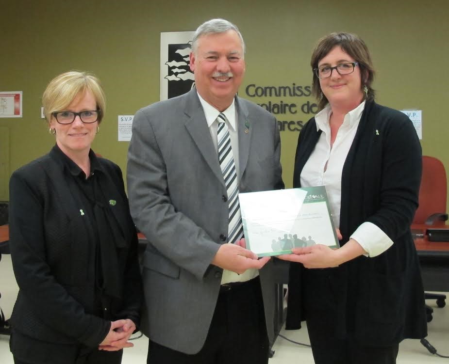 
Remise d’un certificat de superhéros aux commissaires de la Commission scolaire des Samares
