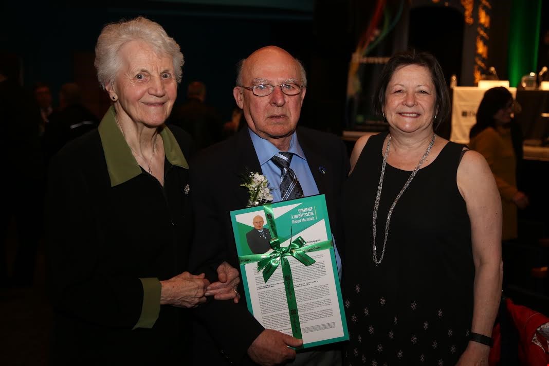 Au centre, Robert Marsolais, bâtisseur, entouré de Gisèle Rouleau Boucher et de Anne Deschamps, lauréates Fondation Desjardins Engagement bénévole