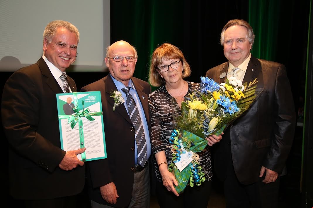 Au centre, Robert Marsolais, bâtisseur, sa conjointe, Denise Nadeau. Ils sont entourés de Jean Denommé, directeur général et de Luc Jetté, président.