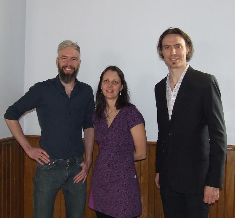 Vicky Violette, directrice du CREL, est entourée du conférencier Francis Pronovost et de Paul Dupas, coordonnateur du projet pour Écobâtiment. 