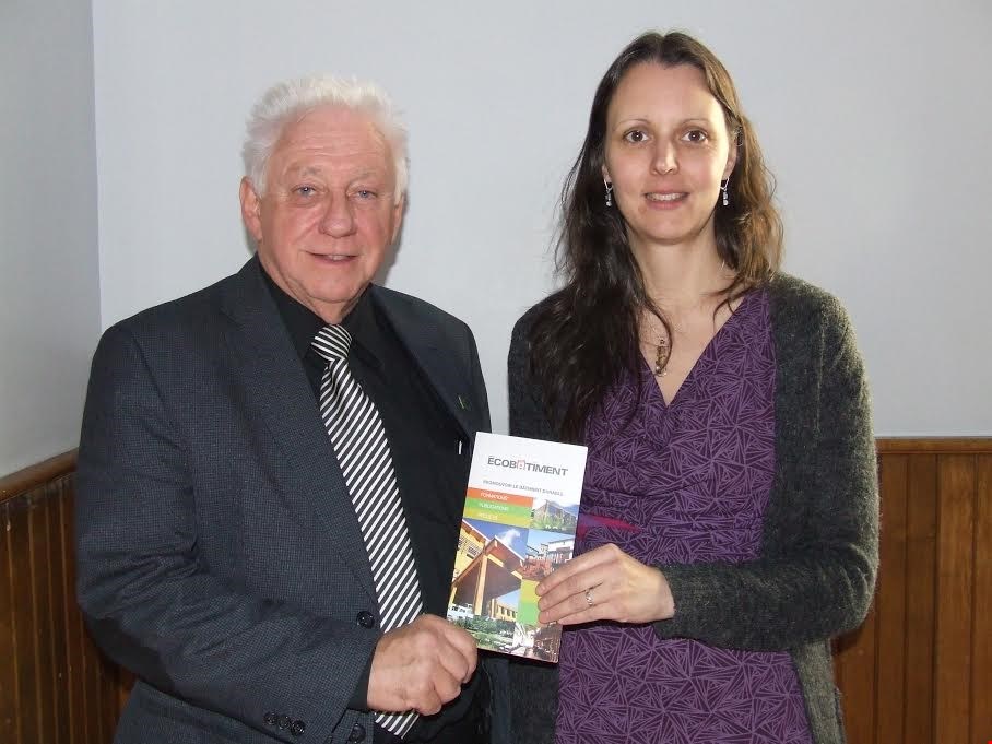 En compagnie de Vicky Violette, directrice du CREL,  Gérard Jean, maire de Lanoraie, s’était déplacé à cette conférence, afin de voir dans quelle mesure l’efficacité énergétique de ses bâtiments municipaux pouvaient être améliorée. 