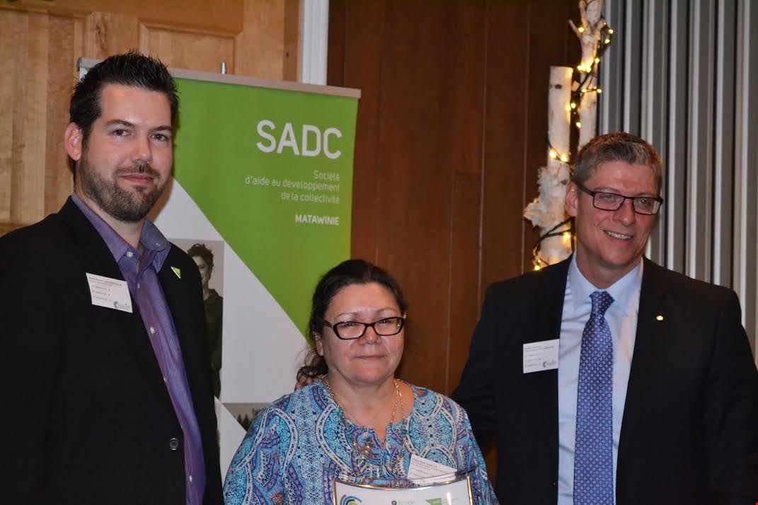 Municipalité en lumière 2016 :
Jonathan Landreville, directeur général; Thérèse Niquay, directrice Services et projets communautaires, du Conseil des Atikamekw de Manawan; Mario Turcot, directeur général Desjardins entreprises