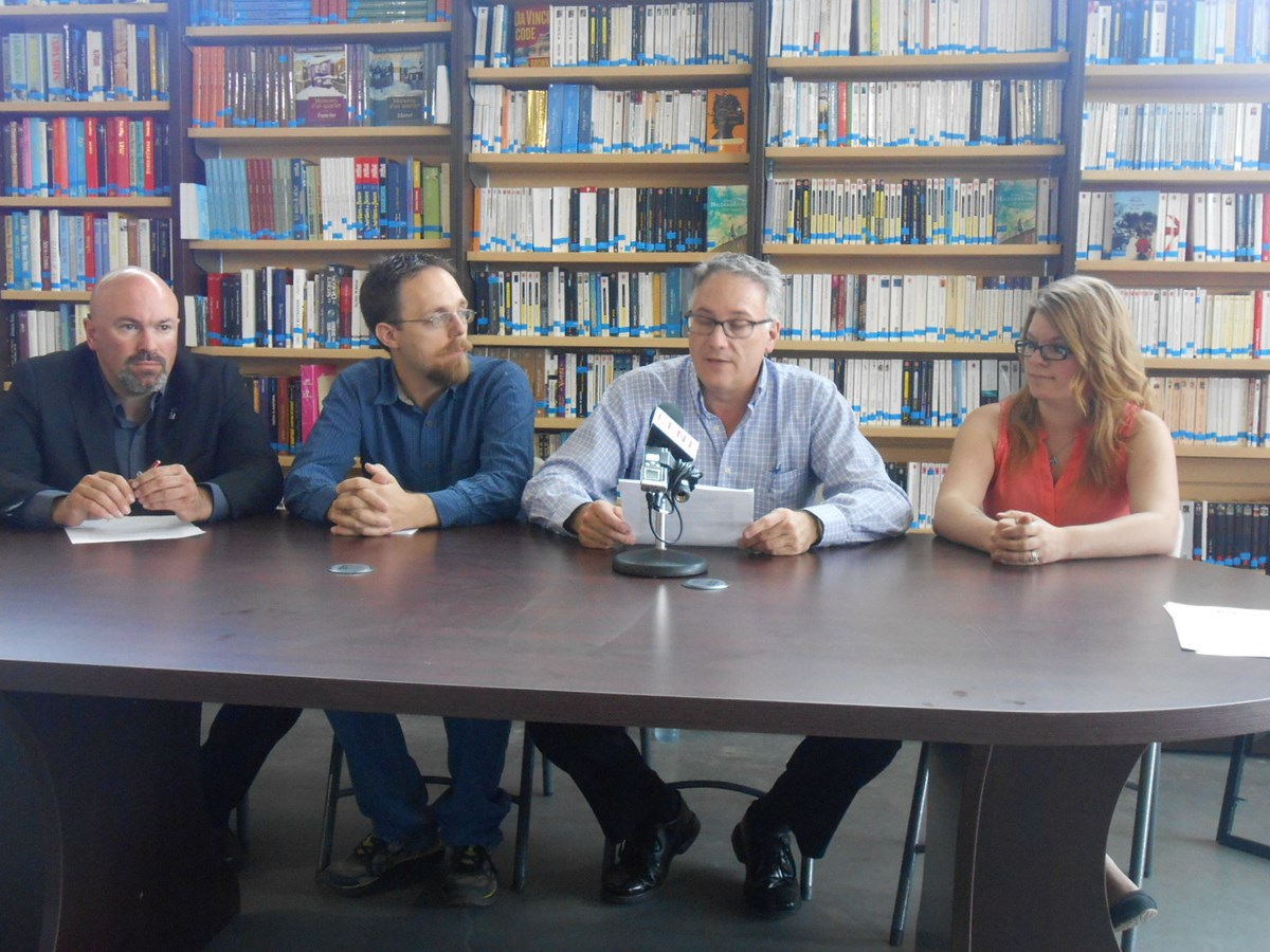 De gauche à droite: Benoit Boucher, conseiller syndical de la CSN; Benoit Sabourin, président du syndicat des employés de la Librairie Martin; Stéphane Bisson, président de BuroPLUS MARTIN; ainsi que Christine Girard, gérante de BuroPLUS MARTIN sur Baby.