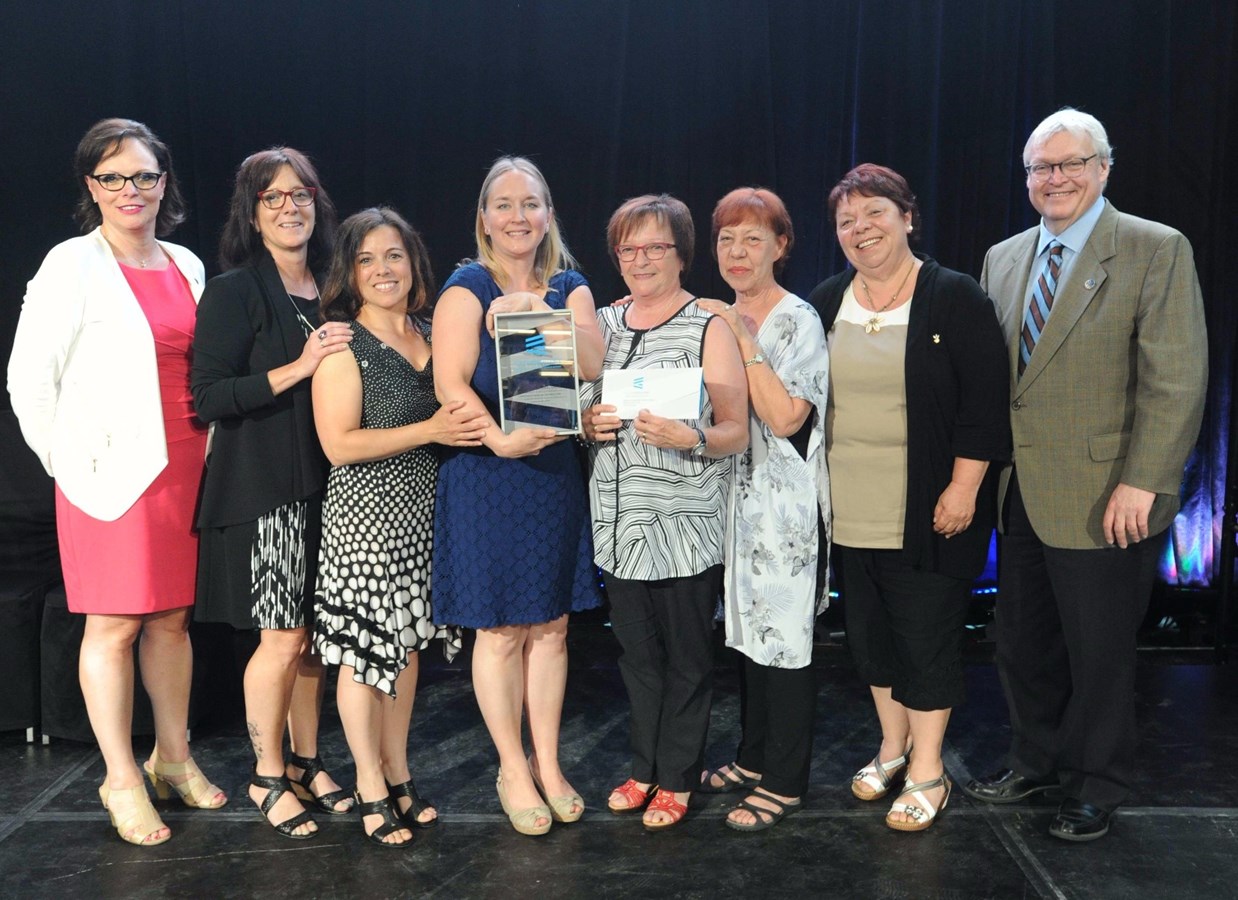 La ministre Lucie Charlebois, Suzy Lampron, Isabelle Desroches, Stéphanie Clément, Claudette Cyr, Francine Dorion, Marie Labrosse ainsi que le ministre Gaétan Barrette
