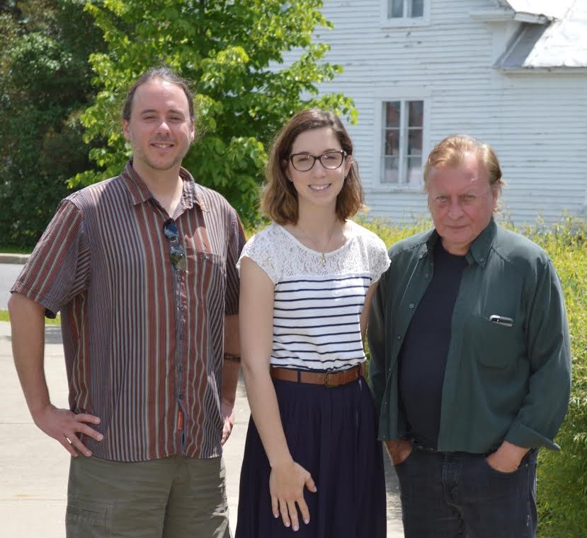 M. Gabriel Girouard du duo Les Bordéliques, Mme Noémie Lacoursière, agente de développement culturel de la MRC et M. Yves Louis-Seize.