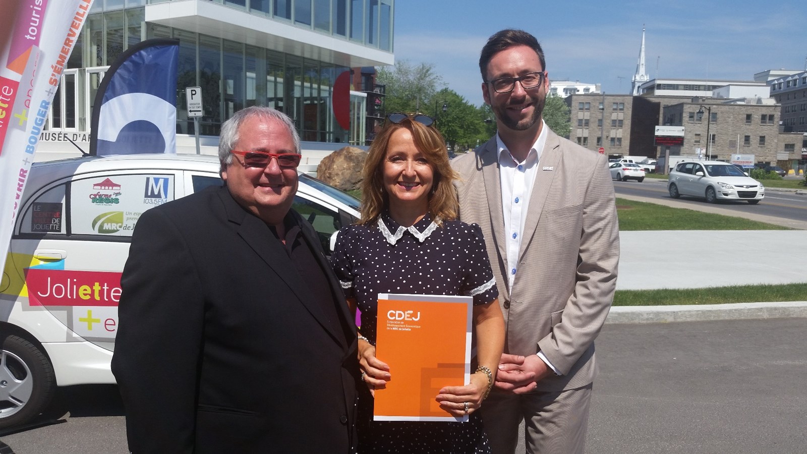 Alain Larue (maire de Notre-Dame-des-Prairies) et préfet suppléant de la MRC de Joliette), Ginette Mailhot (présidente de la CDEJ) et Nicolas Framery (directeur-général de la CDEJ).