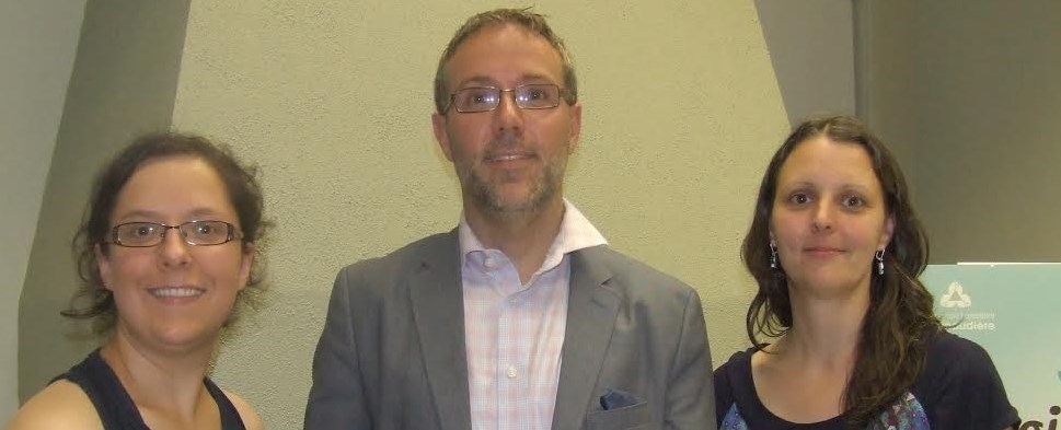 De gauche à droite, la présidente  par interim Angela Guentert,  le conférencier Julien Saint-Laurent et la directrice générale du CREL Vicky Violette.