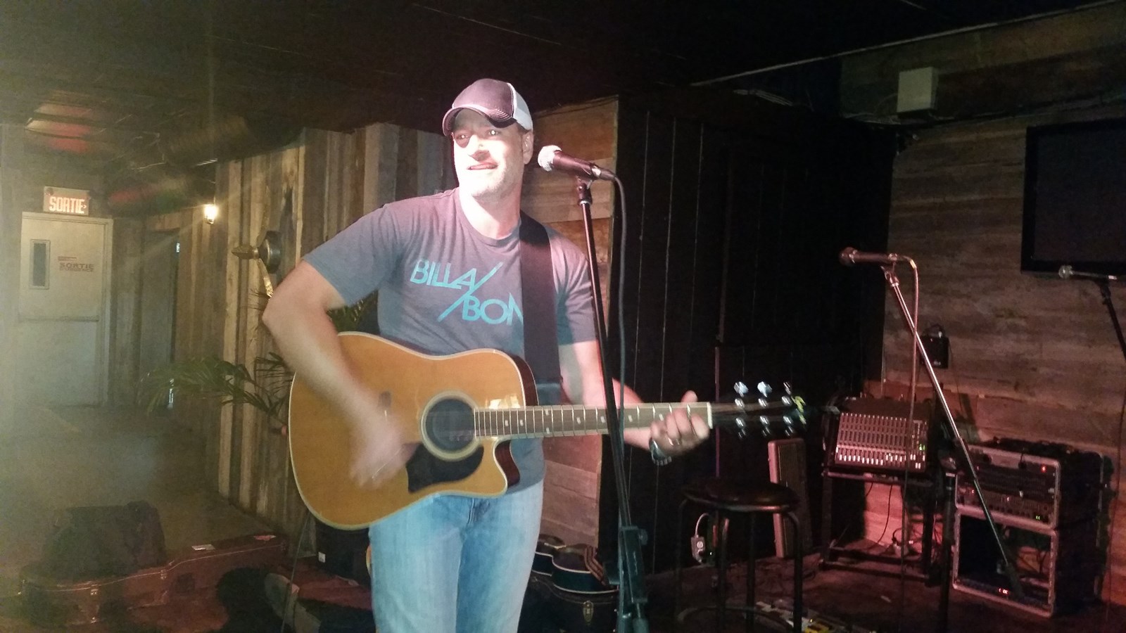 Le chansonnier Stéphane Charbonneau a ouvert le bal