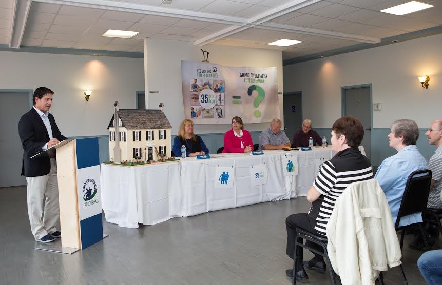 Christian Gauthier, animateur de la conférence de presse, Sophie Brien, direction générale, finances et communications, Nathalie Lafond, direction générale, opérations et ressources humaines, Roger Gaudet, président et Alain Coutu, président d’honneur.