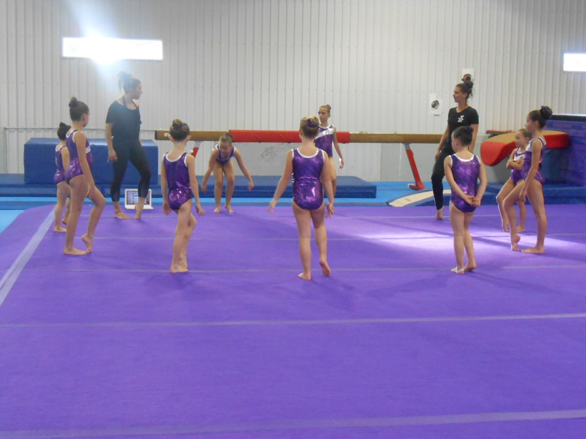 Les gymnastes de Gym Annalie en action.