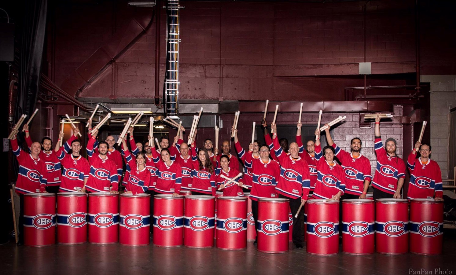 Un joliettain derrière le spectacle de percussions au match inaugural du Canadien