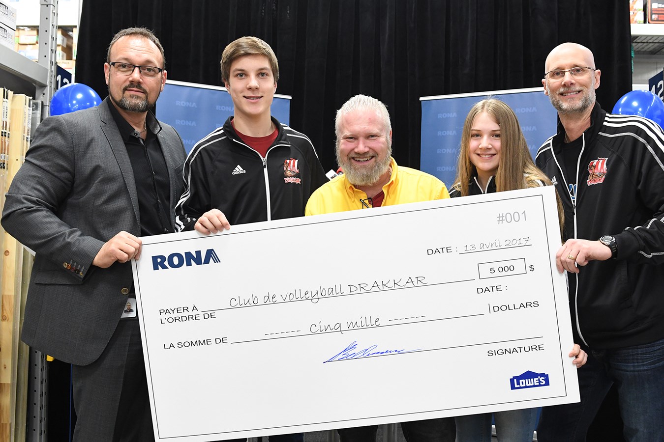 Dany Painchaud, directeur de marché régional des opérations chez RONA; Élie Ricard, athlète; Sylvain Bellemare, directeur du magasin RONA de Saint-Félix-de-Valois; Élodie Lachapelle, athlète; Martin Brunelle du Club de volleyball Drakkar