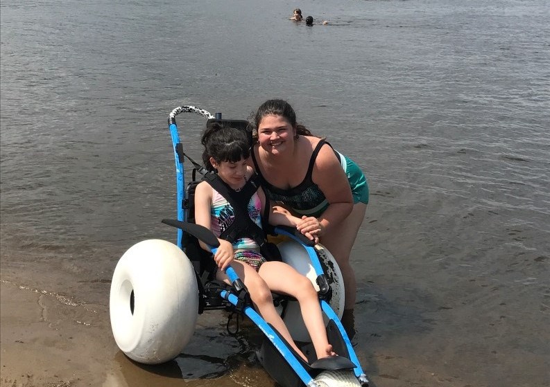 Un fauteuil de plage tout-terrain pour le Camp de jour adapté de Brandon