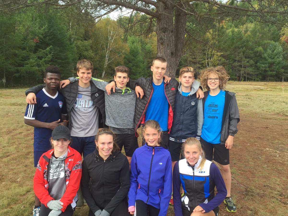Représentation massive des programmes sport-études triathlon et ski de fond de Thérèse-Martin aux provinciaux scolaires de cross-country