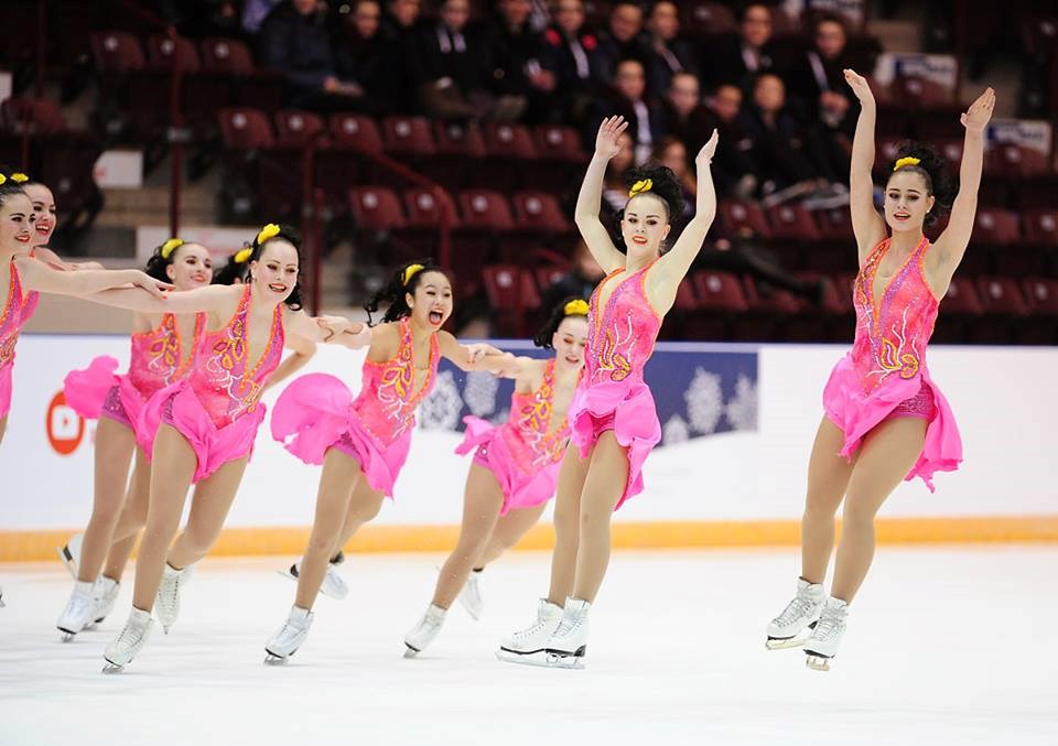 Quatre patineuses du club de patinage artistique Les Étoiles d'Argent avec l'équipe Rythmiks