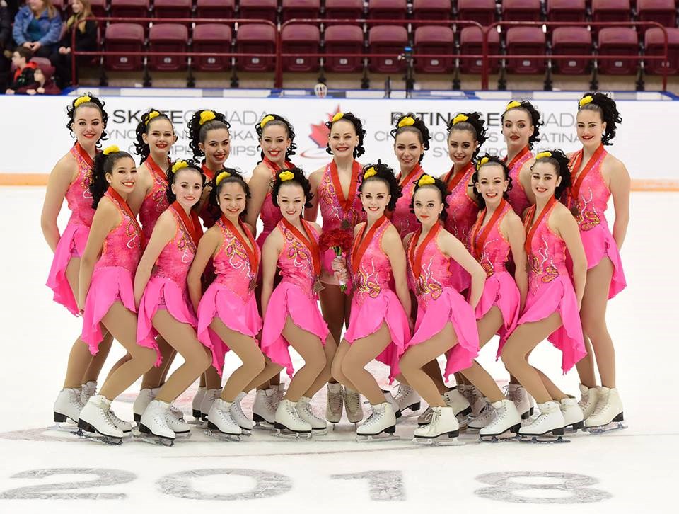 Quatre patineuses du club de patinage artistique Les Étoiles d'Argent avec l'équipe Rythmiks