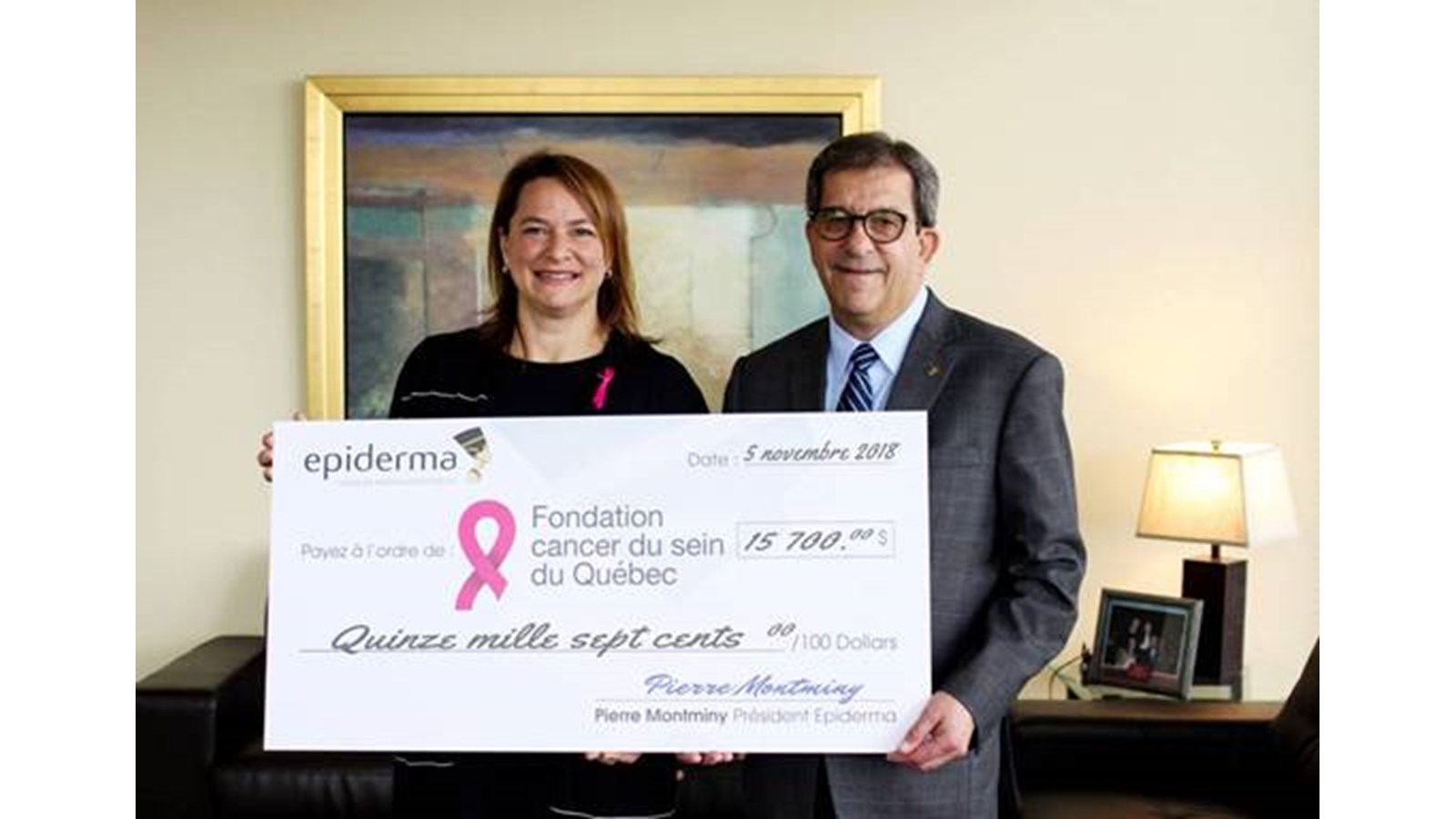 Epiderma remet un chèques de 15 700 $ à la Fondation Cancer du sein du Québec