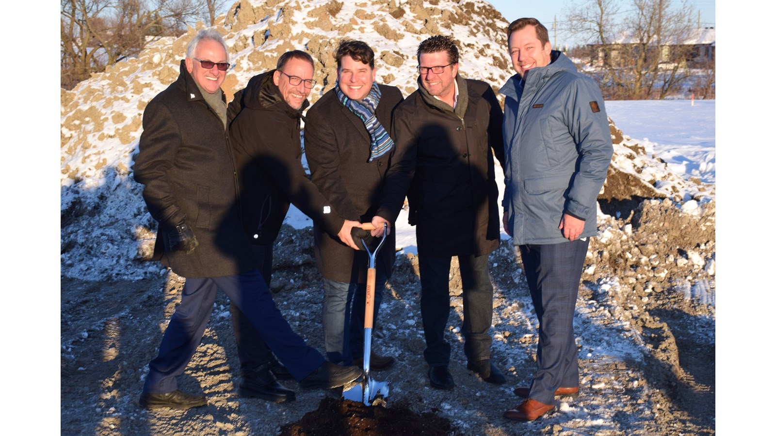 Première pelletée de terre officielle du projet de la distillerie Grand Dérangement