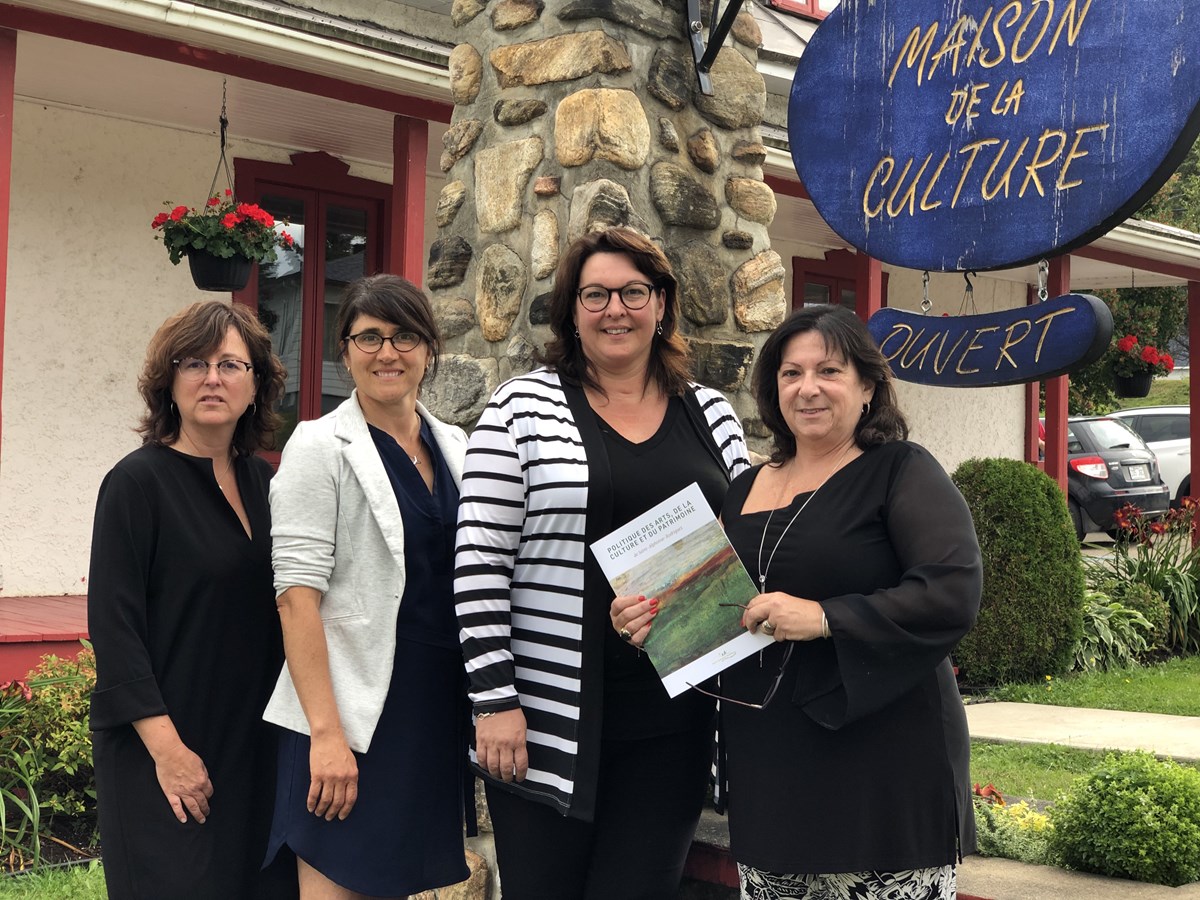 Quelques membres du comité de la Politique culturelle en compagnie d'employés et élus de la municipalité de Saint-Alphonse-Rodriguez ainsi que de monsieur Martin Bordeleau, préfet suppléant de la MRC de Matawinie et de monsieur François St-Louis, attaché politique du ministre responsable de la région de Lanaudière, monsieur Pierre Fitzgibbon.