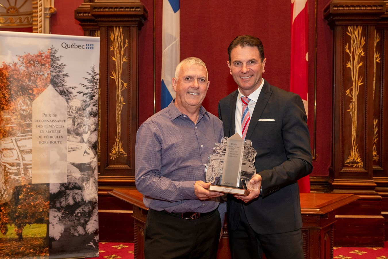 Luc Cavanagh, lauréat de Lanaudière (VTT), et le ministre François Bonnardel.