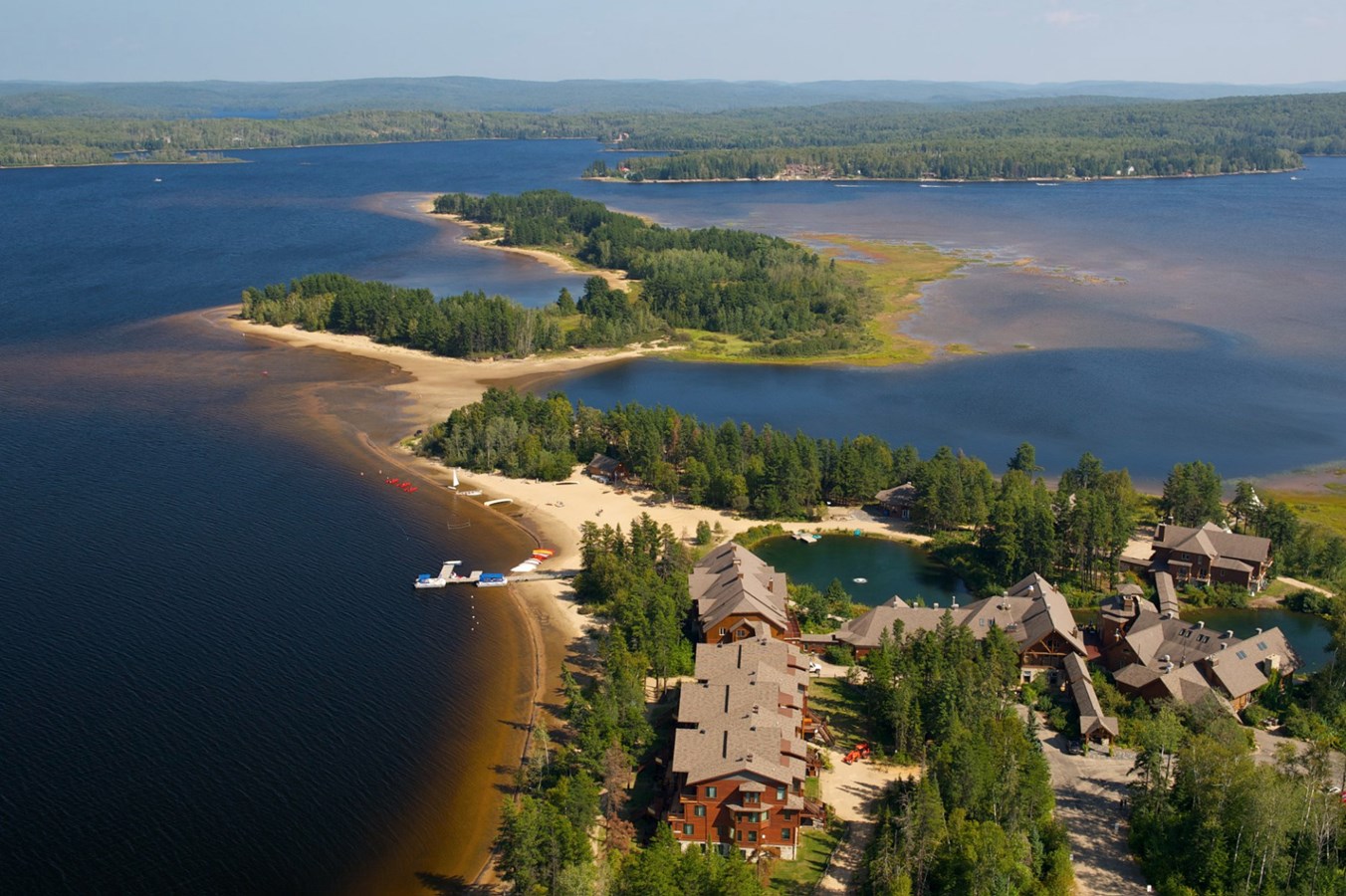 Sur sa page Facebook, la "Coalition pour que le Québec ait meilleure mine" interroge : "Une méga mine à ciel ouvert de graphite à Saint-Michel-des-Saints, 2.6km de longueur, avec des millions de tonnes de déchets miniers au coeur du bassin versant du Parc régional du Lac Taureau: une bonne idée? "