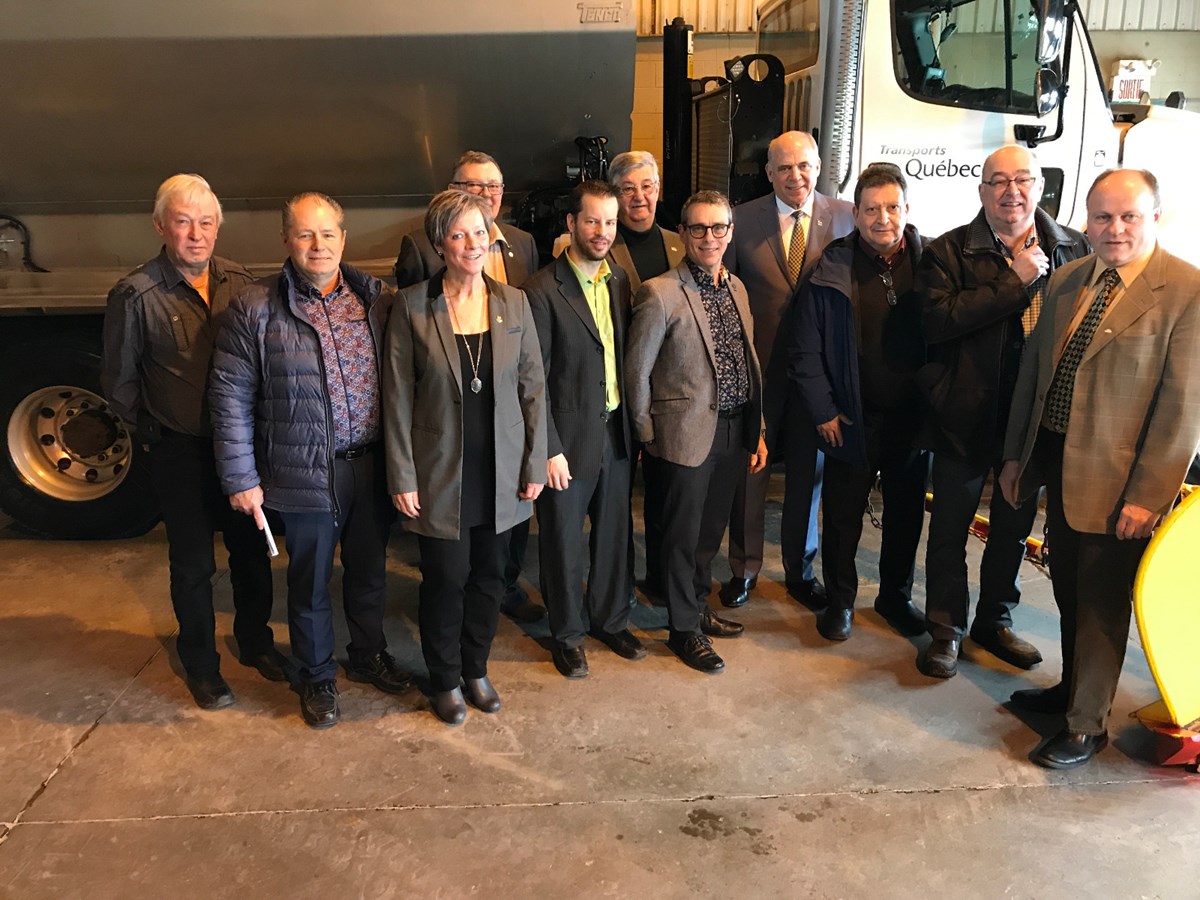 Pierre Fitzgibbon en compagnie des élus municipaux de la région de Lanaudière présents lors de l'annonce.