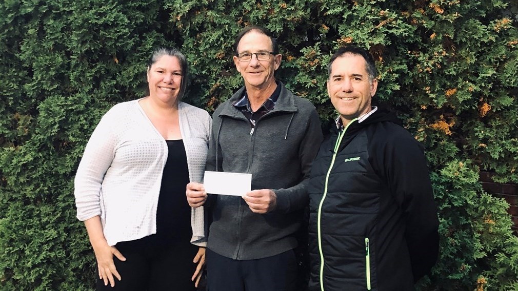 Michel Pilon, président du CPSL est entouré de Chantal Rondeau et de Stéphane Chainé de Davinchaine Vélo Inc. Le 31 août, les amateurs de vélo étaient invités à participer à une grande randonnée de vélo à travers la région.
