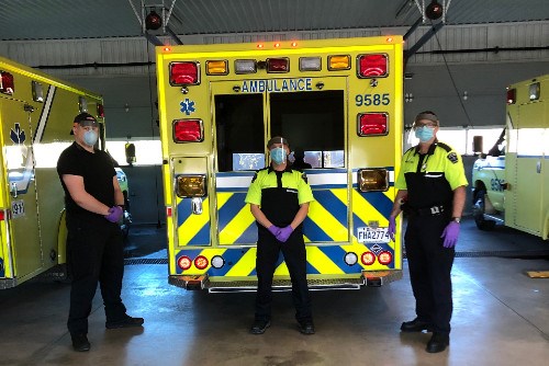 Joliette Ford fait don d'écrans faciaux à des ambulanciers
