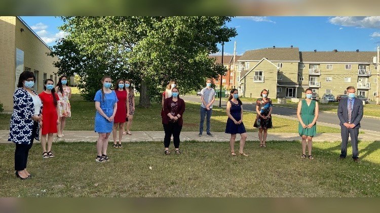 Quelques-uns des médecins résidents du GMF-U de Saint-Charles-Borromée présents lors de la cérémonie entourés, à gauche, de Mme Maryse Poupart, PDG du CISSS de Lanaudière et à droite, du Dr Sébastien Turgeon, directeur médical du GMF-U du Nord de Lanaudière.