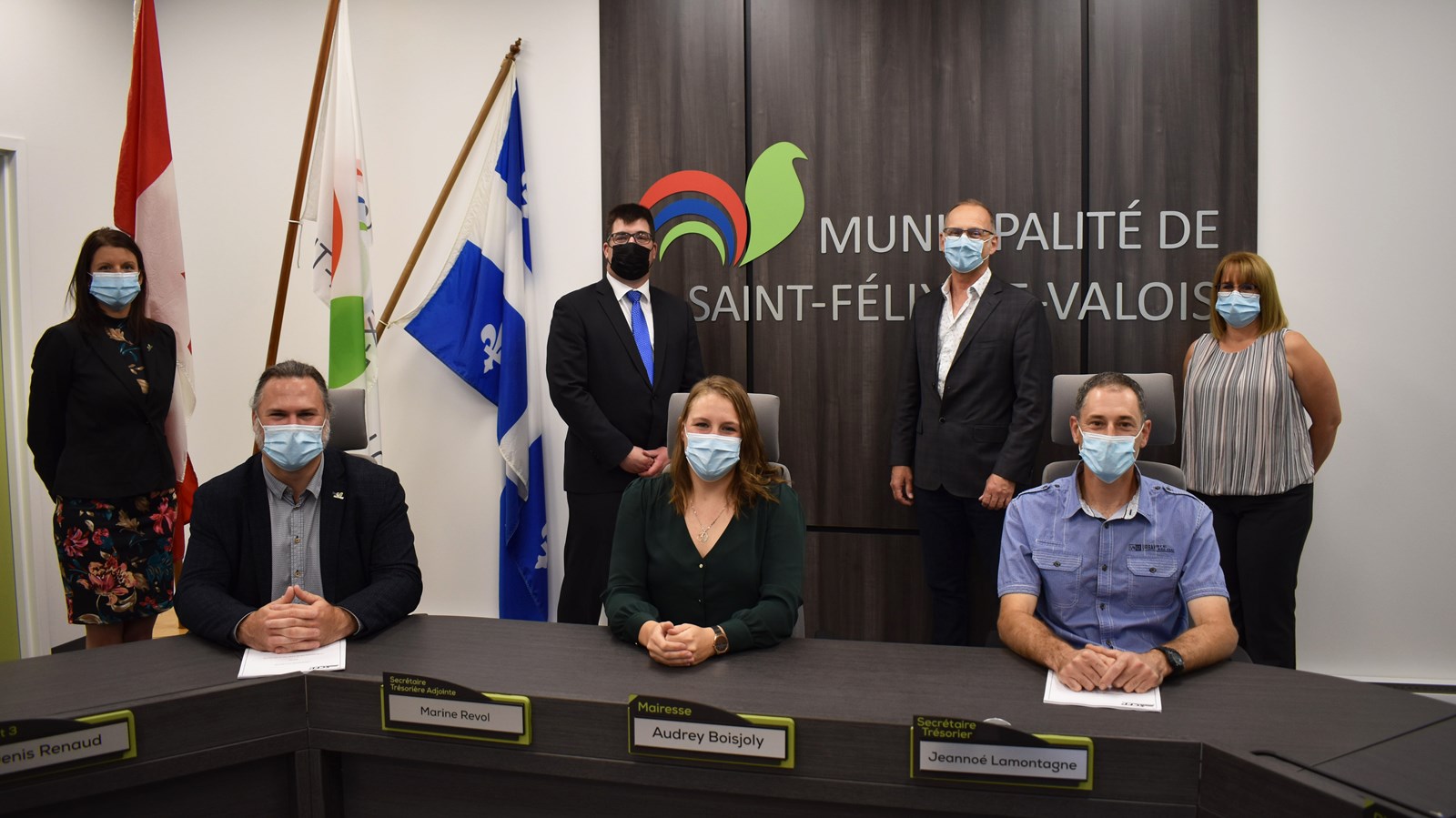 Audrey Boisjoly, mairesse de Saint-Félix-de-Valois, Philippe Gravel, président de  la section locale 4446 du SCFP, Jeannoé Lamontagne, directeur général, Guylaine Robillard, vice-présidente de la section locale 4446 du SCFP, Marine Revol, directrice générale adjointe, Roger Bazinet, conseiller syndical du SCFP, ainsi que Me Jocelyn Roy, avocat spécialiste en relation de travail chez Roy & Asselin Inc. 