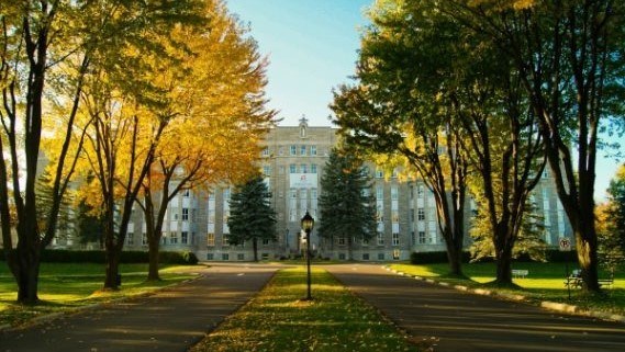 Les employés du Collège Esther-Blondin ont voté un mandat de grève de cinq jours